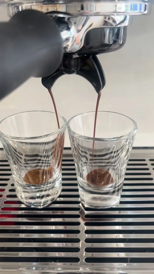 エスプレッソ抽出中。