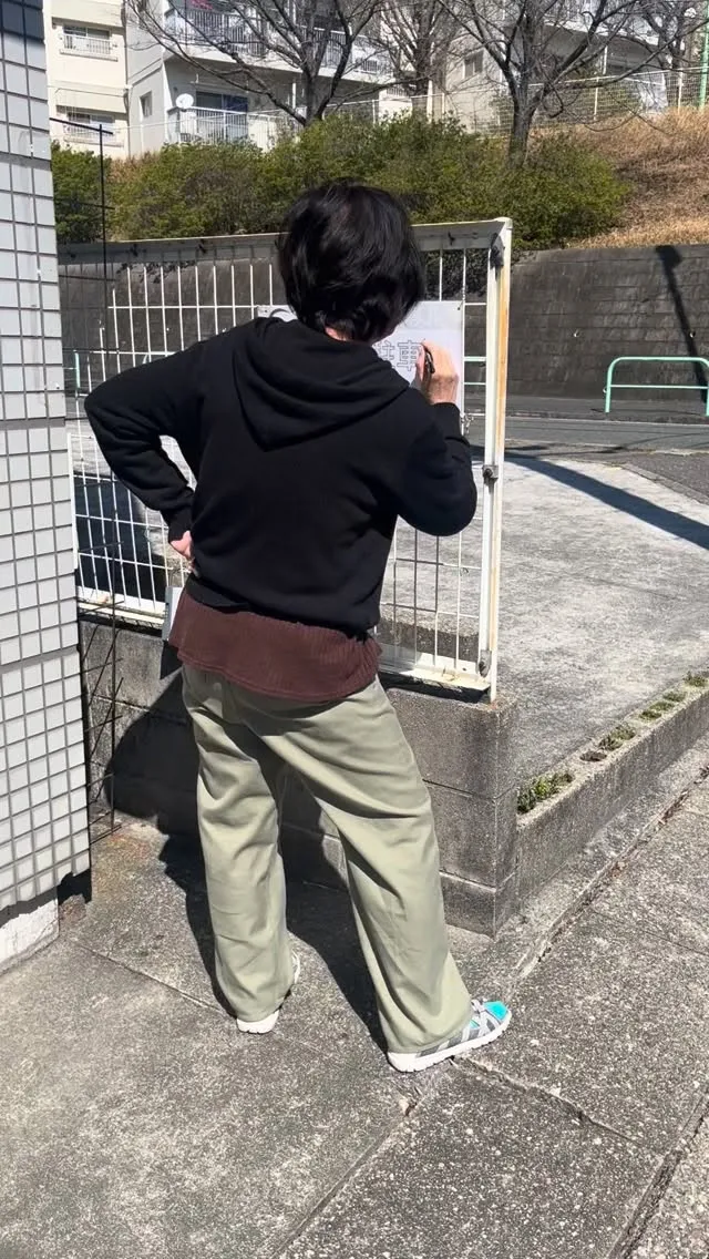 当店の駐車場の看板が雨で表示が薄くなってるのを、母がせっせと...