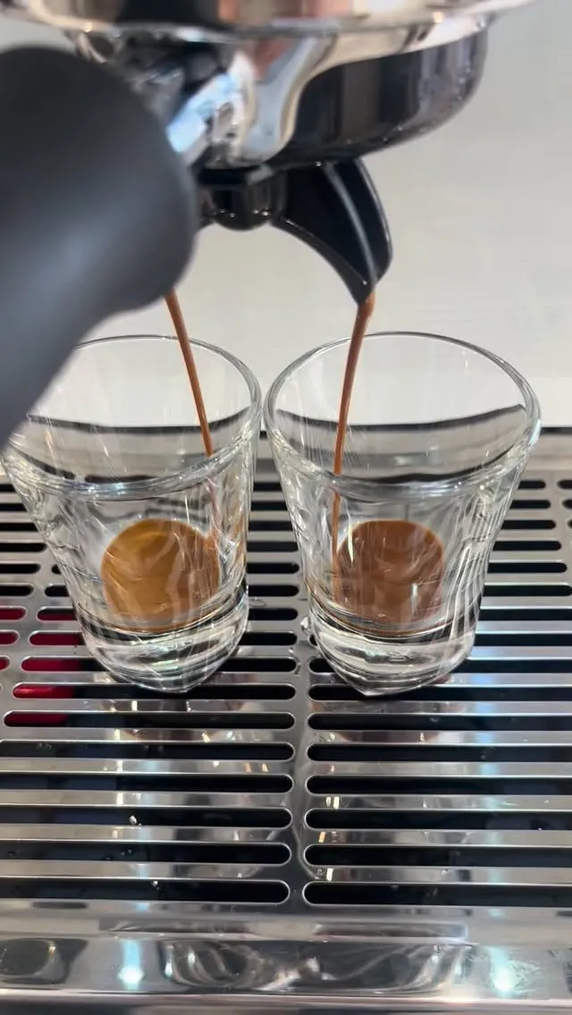 エスプレッソ抽出からのスチームミルク。