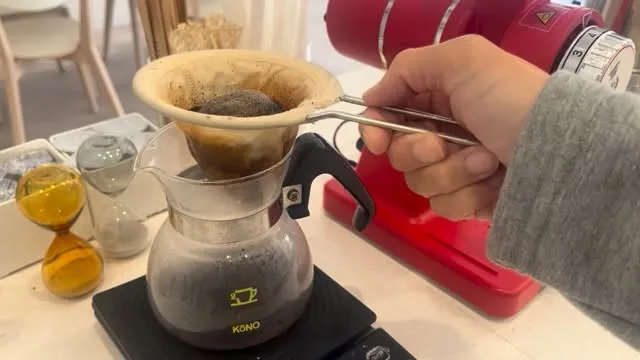 ネルドリップで抽出中。