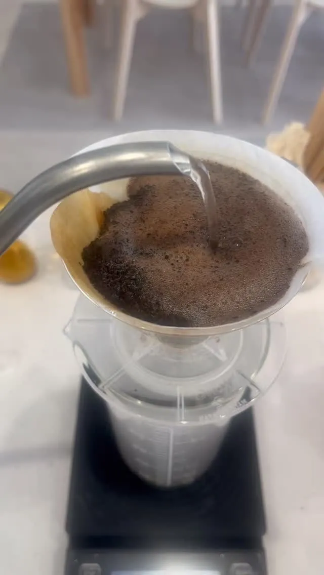 ホットコーヒーもアイスコーヒーも、一杯ずつハンドドリップで淹...