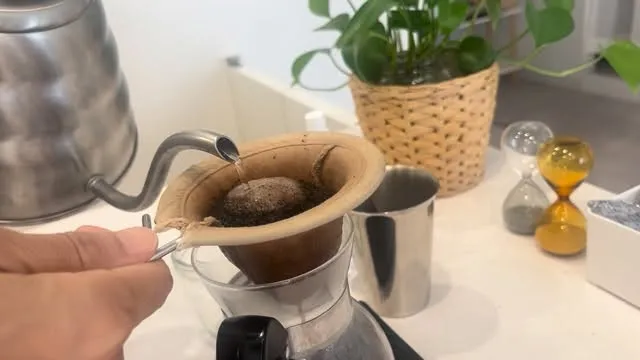 じっくりと抽出されるコーヒーの